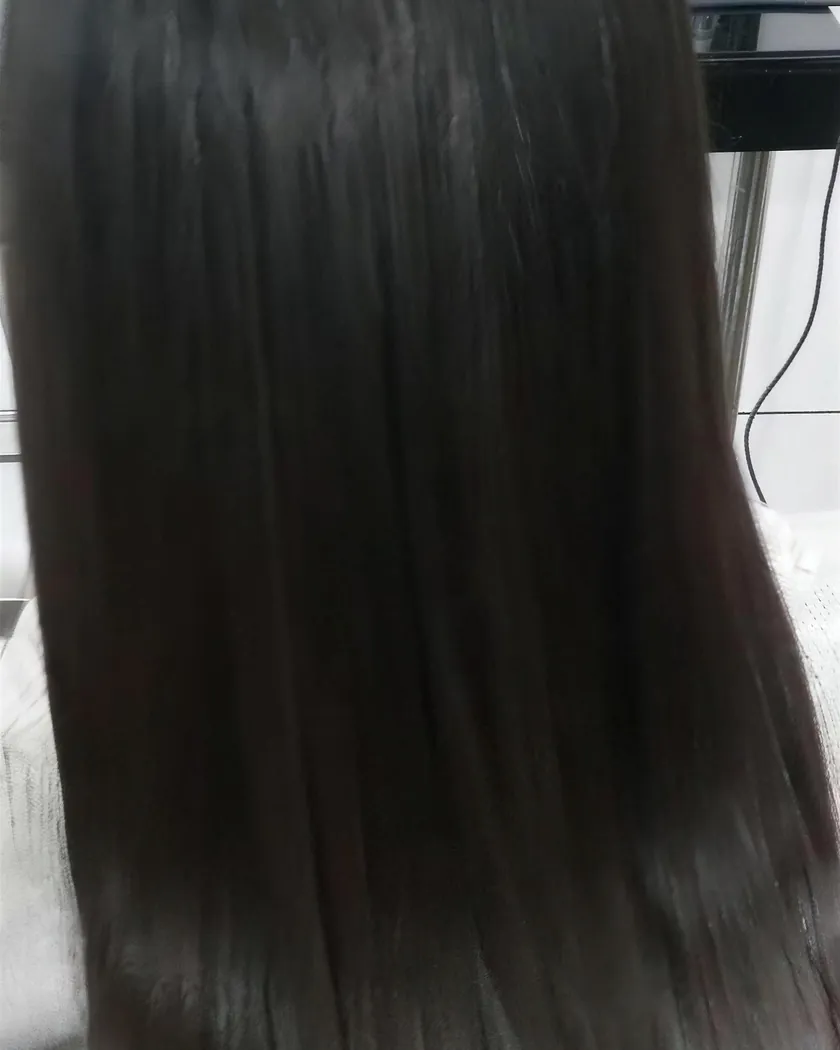 Cabello negro lacio con brillo después del alisado