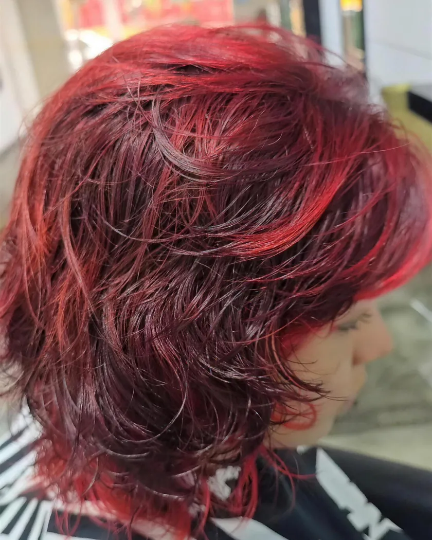 Corte en capas con mechas rojas